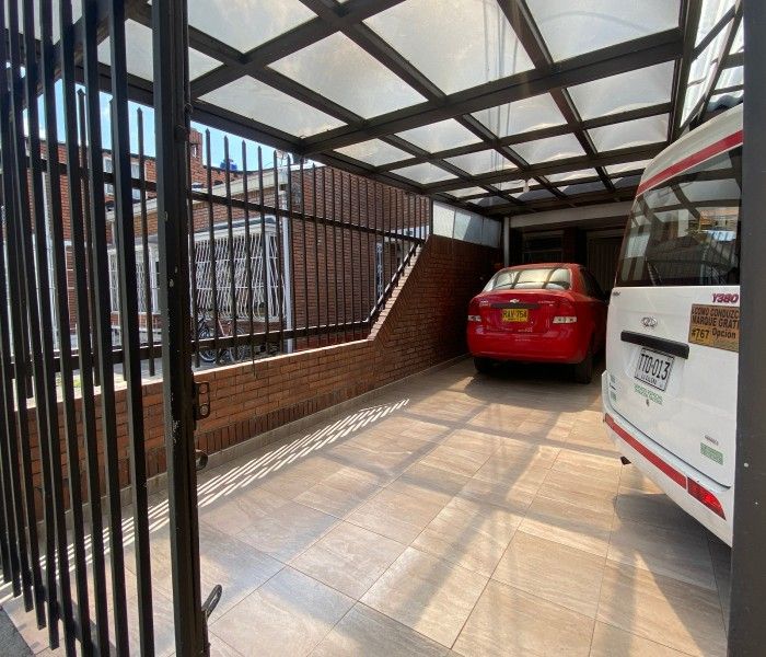 Casa en venta Cundinamarca Bogotá Balcares 165 m2 Habitaciones 4 Baños 3 Garajes 3 Precio $1300000000