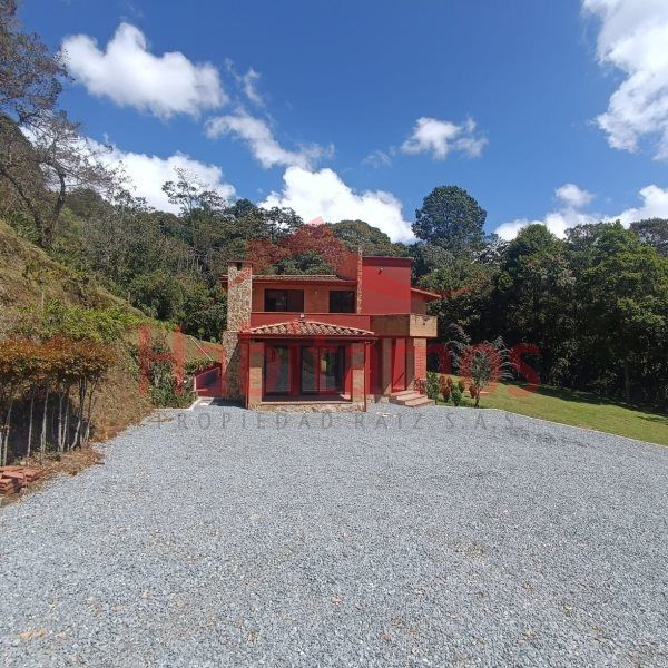 Casa en arriendo Antioquia Envigado Jardines 5200 m2 Habitaciones 3 Baños 3 Garajes 1 Precio $9800000