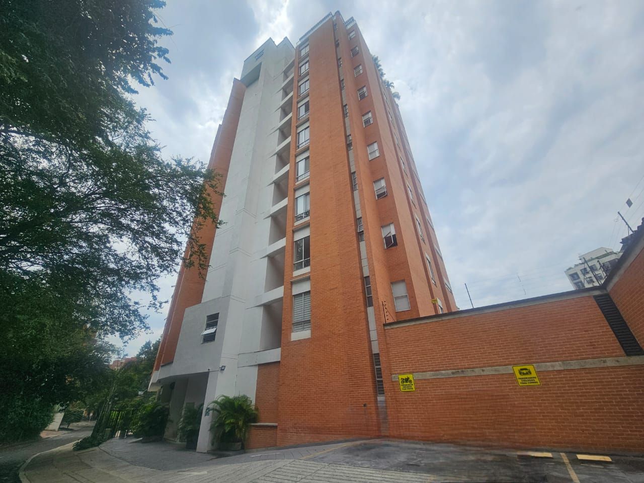 Apartamento en venta Valle Del Cauca Cali Santa Rita 228 m2 Habitaciones 2 Baños 4 Garajes 3 Precio $2000000000