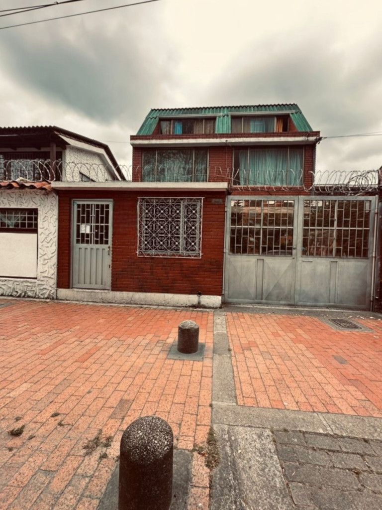 Casa en venta Cundinamarca Bogotá La Esmeralda 175 m2 Habitaciones 3 Baños 2 Garajes 1 Precio $1600000000