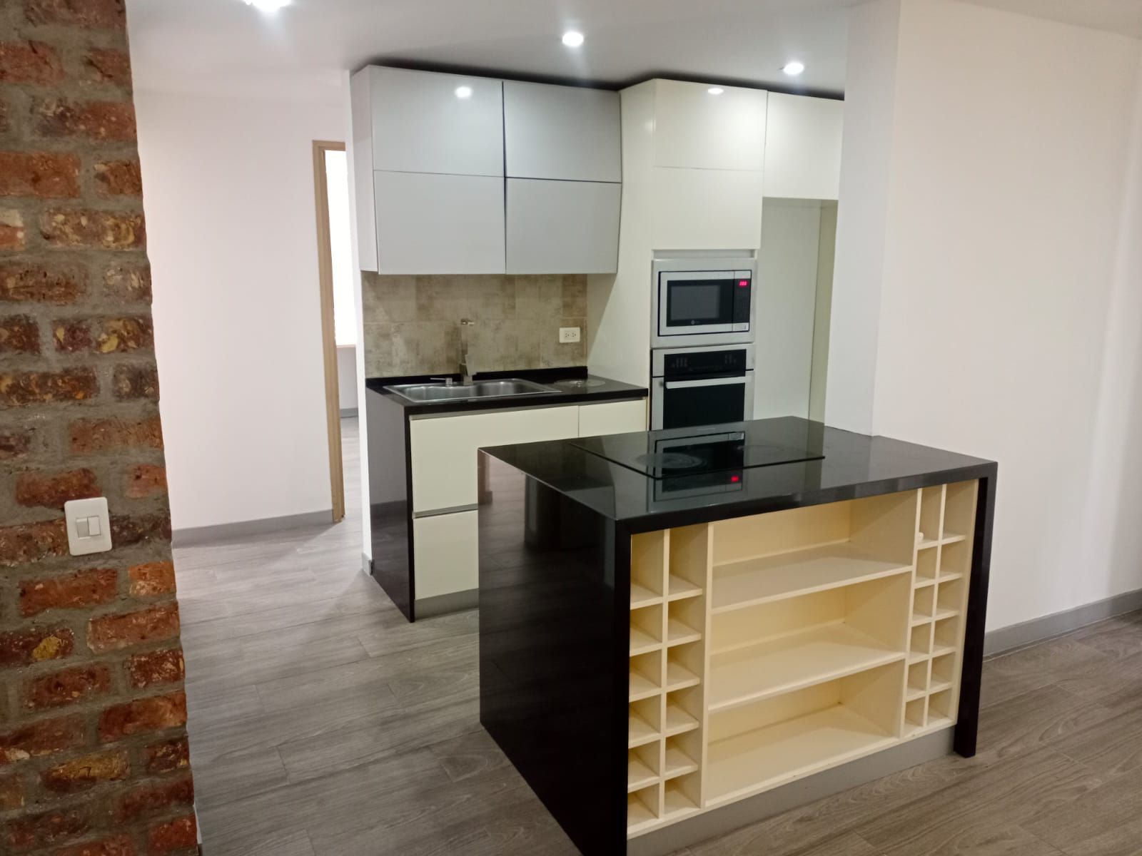 Apartamento en arriendo Antioquia Medellín Castropol 80 m2 Habitaciones 3 Baños 2 Garajes 2 Precio $3500000