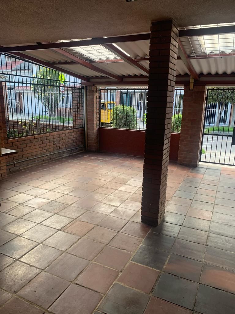 Casa en arriendo o venta Cundinamarca Bogotá Los Andes 217 m2 Habitaciones 4 Baños 4 Garajes 3 Precio venta $1100000000 Precio arriendo $5000000