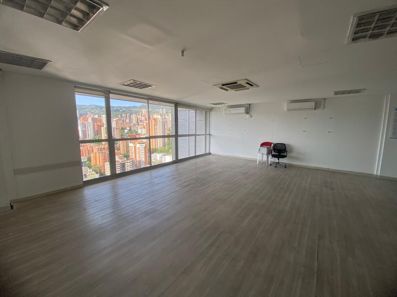 Oficina en arriendo Antioquia Medellín Los Balsos No2 185 m2 Habitaciones 0 Baños 2 Garajes 5 Precio $19000000