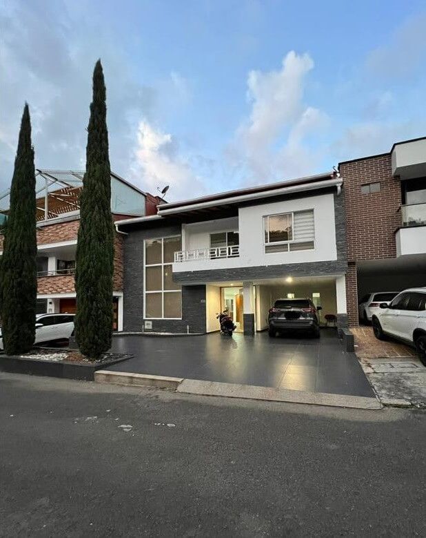 Casa en venta Antioquia Sabaneta Vereda La Doctora 420 m2 Habitaciones 5 Baños 6 Garajes 2 Precio $1300000000