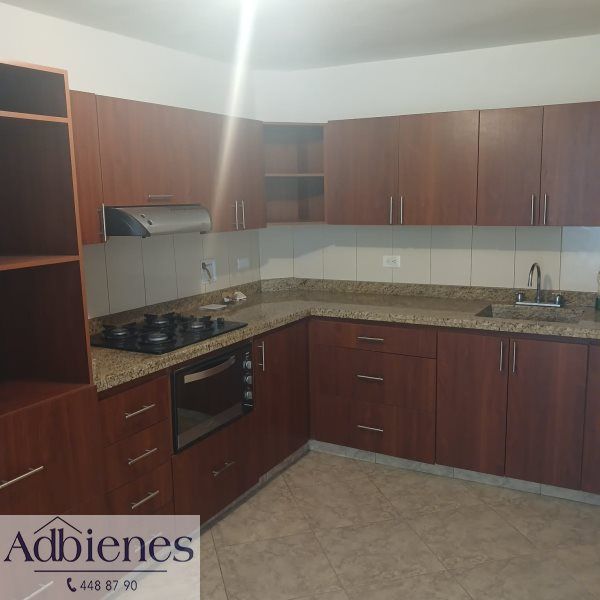 Casa en arriendo o venta Antioquia Medellín Las Acacias 245 m2 Habitaciones 5 Baños 3 Garajes 0 Precio venta $1050000000 Precio arriendo $5000000