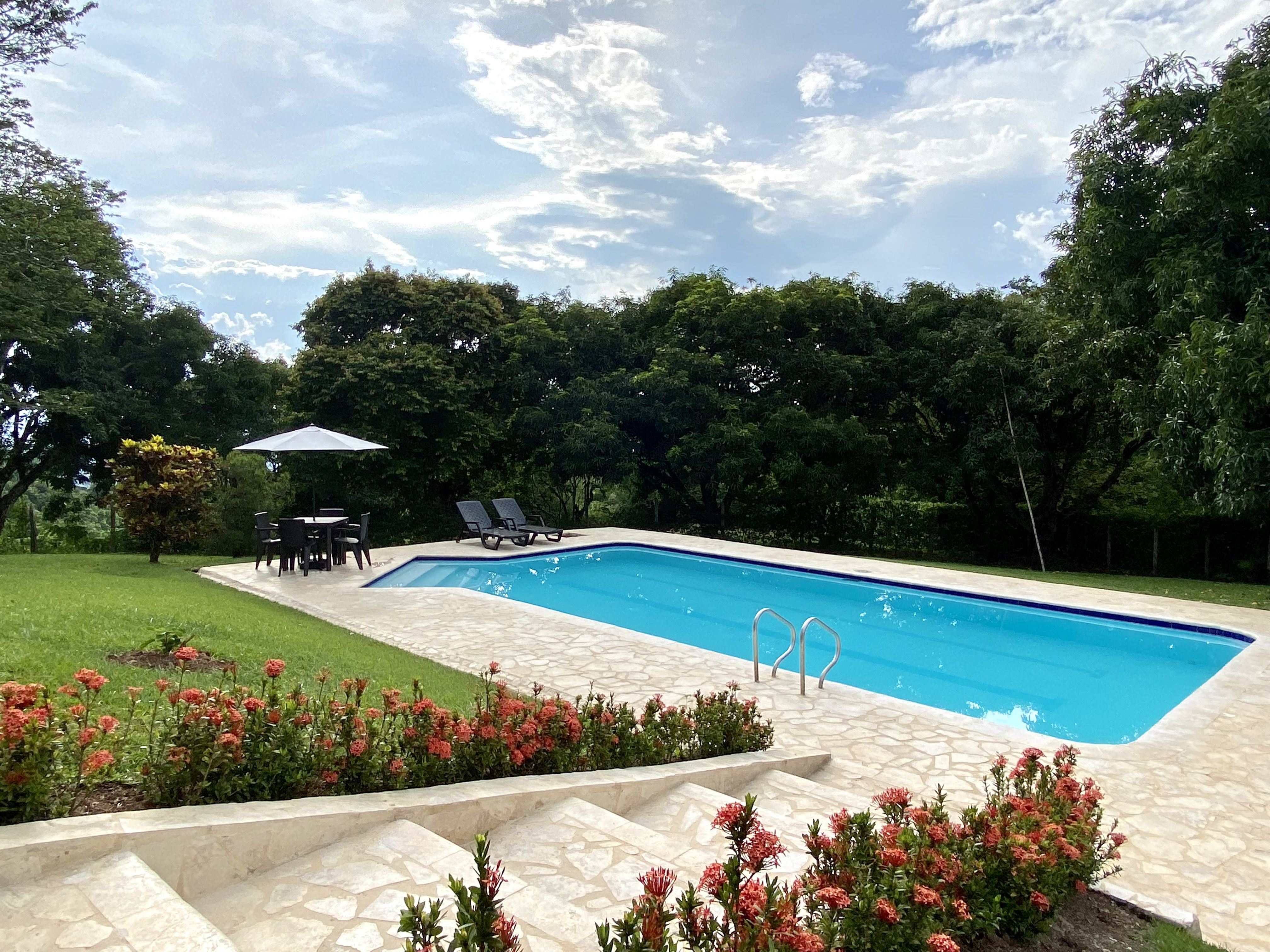 Finca en arriendo o venta Antioquia San Jerónimo San Jerónimo 350 m2 Habitaciones 4 Baños 3 Garajes 6 Precio venta $1600000000 Precio arriendo $1400000