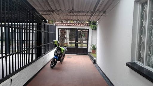 Casa en venta Cundinamarca Bogotá Santa Rosa 210 m2 Habitaciones 4 Baños 2 Garajes 2 Precio $920000000