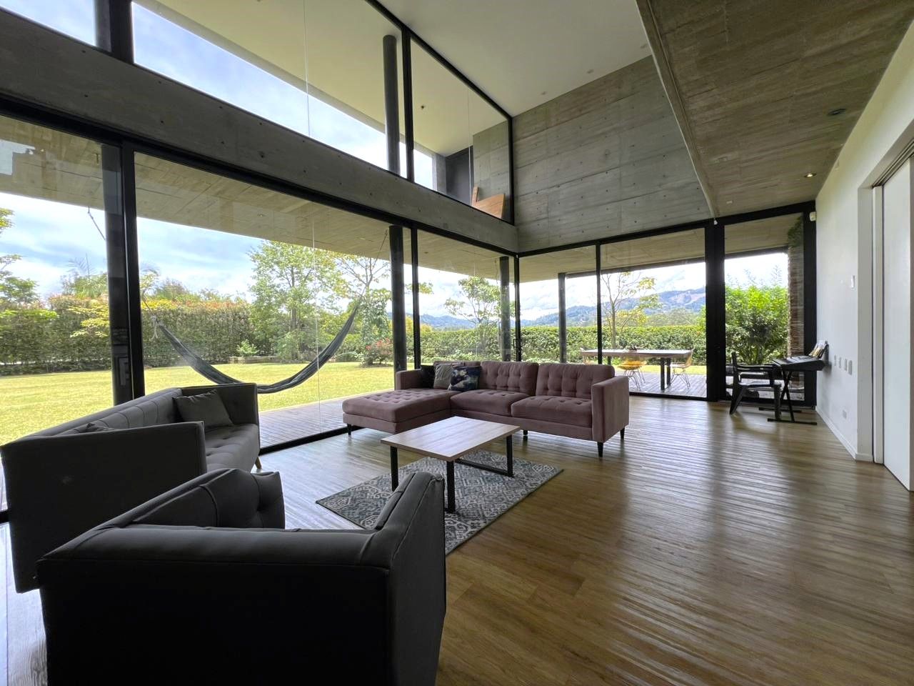 Casa en arriendo o venta Antioquia Rionegro Cuatro Esquinas 736 m2 Habitaciones 3 Baños 5 Garajes 2 Precio venta $4950000000 Precio arriendo $27000000