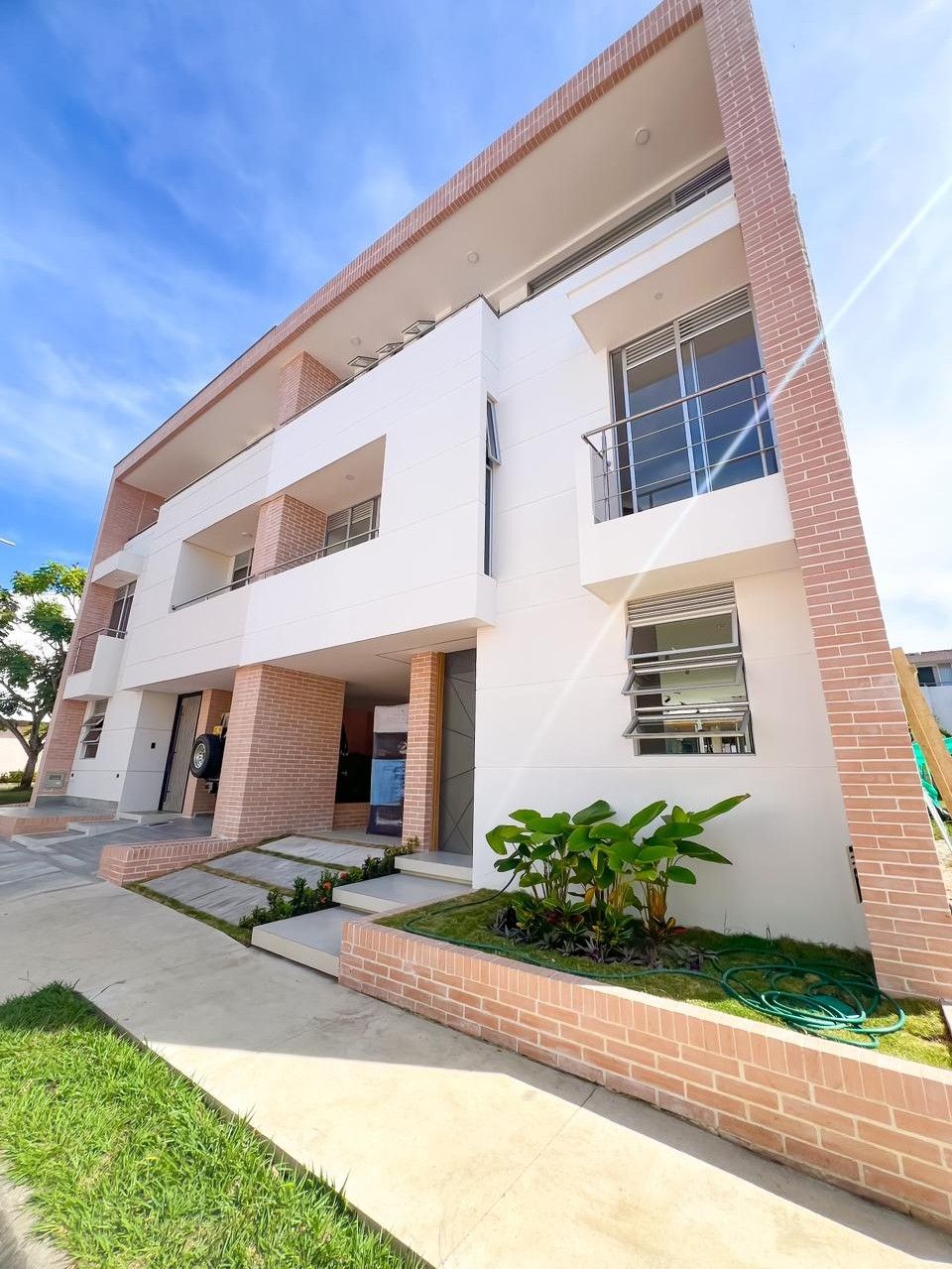 Casa en venta Tolima Ibagué Cn La Samaria 250 m2 Habitaciones 3 Baños 4 Garajes 2 Precio $1050000000