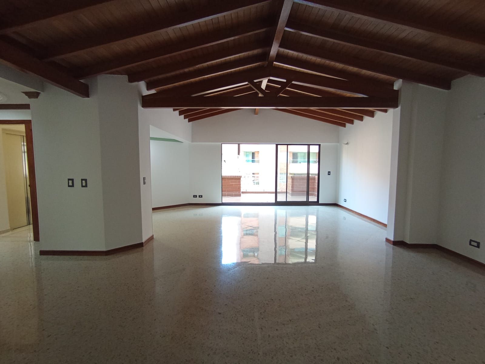 Apartamento en arriendo Antioquia Medellín Laureles 284 m2 Habitaciones 4 Baños 4 Garajes 4 Precio $8000000
