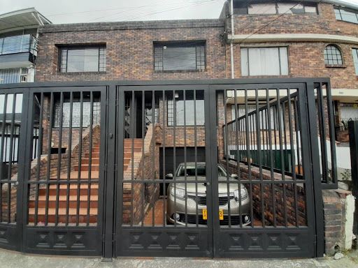 Casa en arriendo Cundinamarca Bogotá Santa Rosa 310 m2 Habitaciones 3 Baños 3 Garajes 2 Precio $7000000