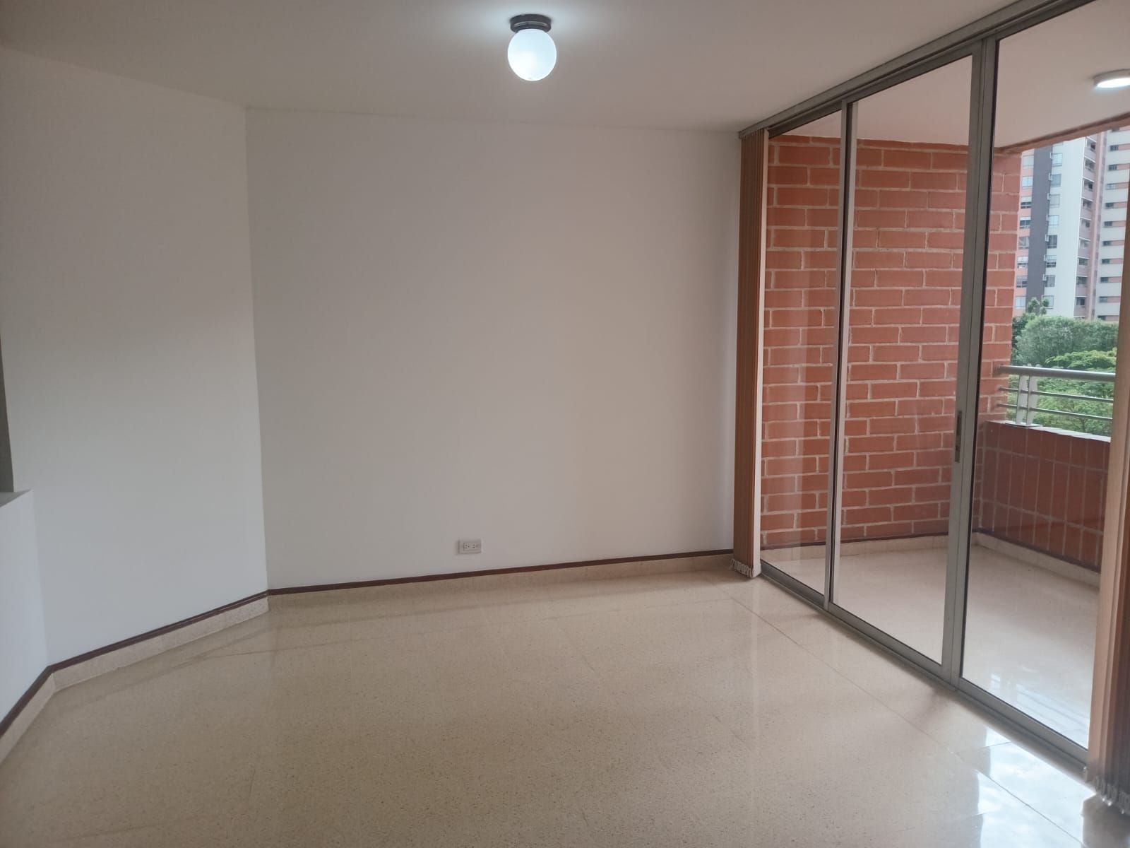 Apartamento en arriendo Antioquia Medellín La Linde 100 m2 Habitaciones 3 Baños 2 Garajes 2 Precio $3950000