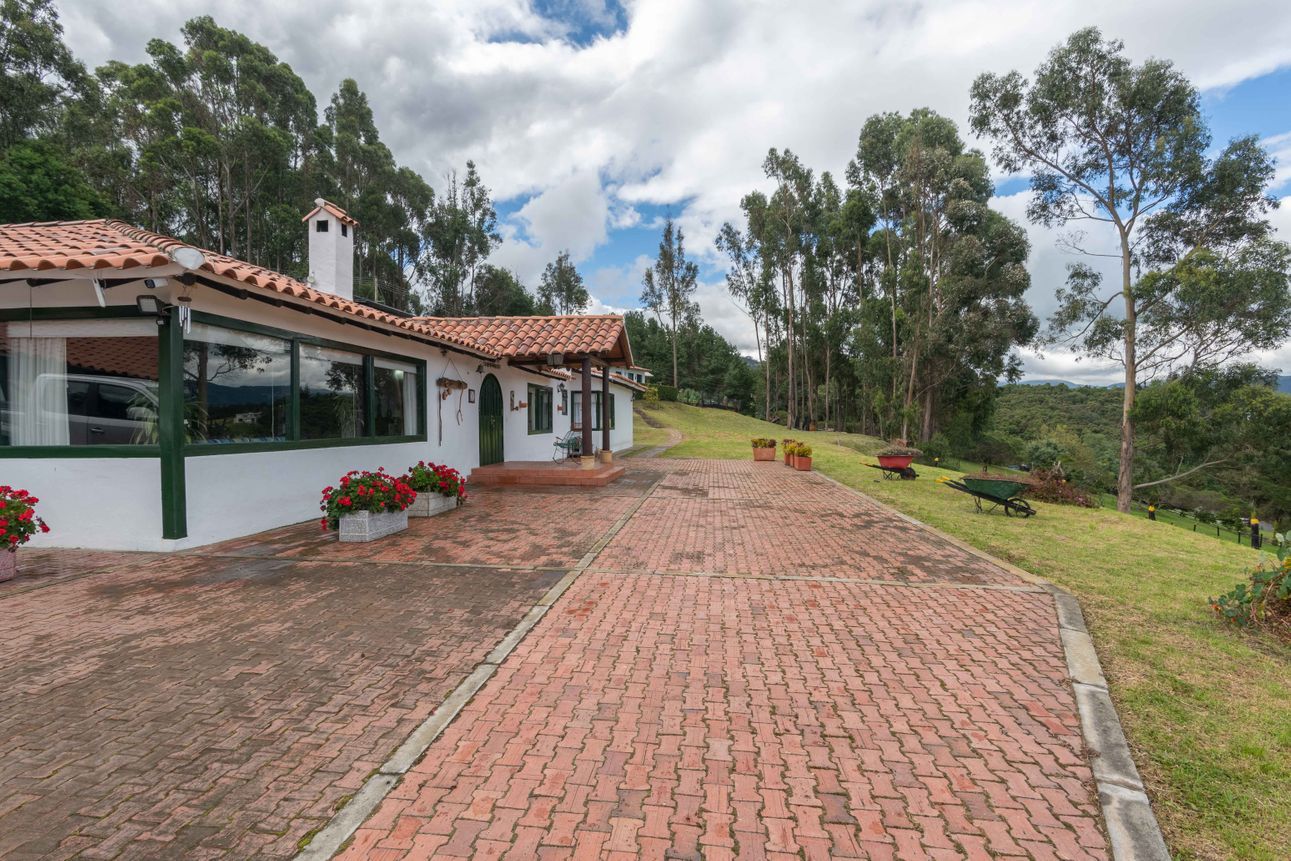 Finca en venta Cundinamarca Subachoque Centro 16700 m2 Habitaciones 6 Baños 6 Garajes 6 Precio $2600000000