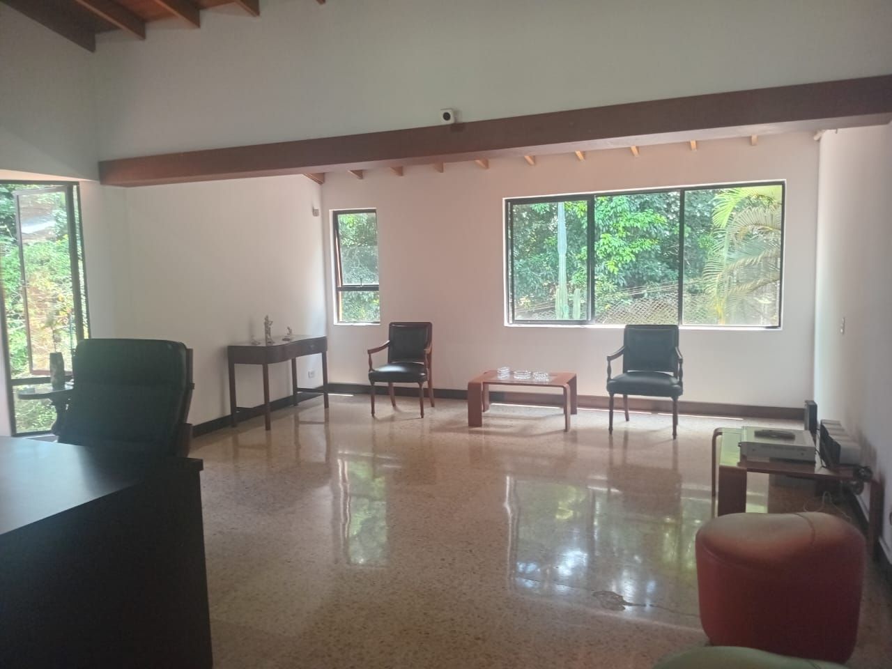 Casa en arriendo o venta Antioquia Medellín Villanueva 300 m2 Habitaciones 3 Baños 3 Garajes 4 Precio venta $1530000000 Precio arriendo $11900000