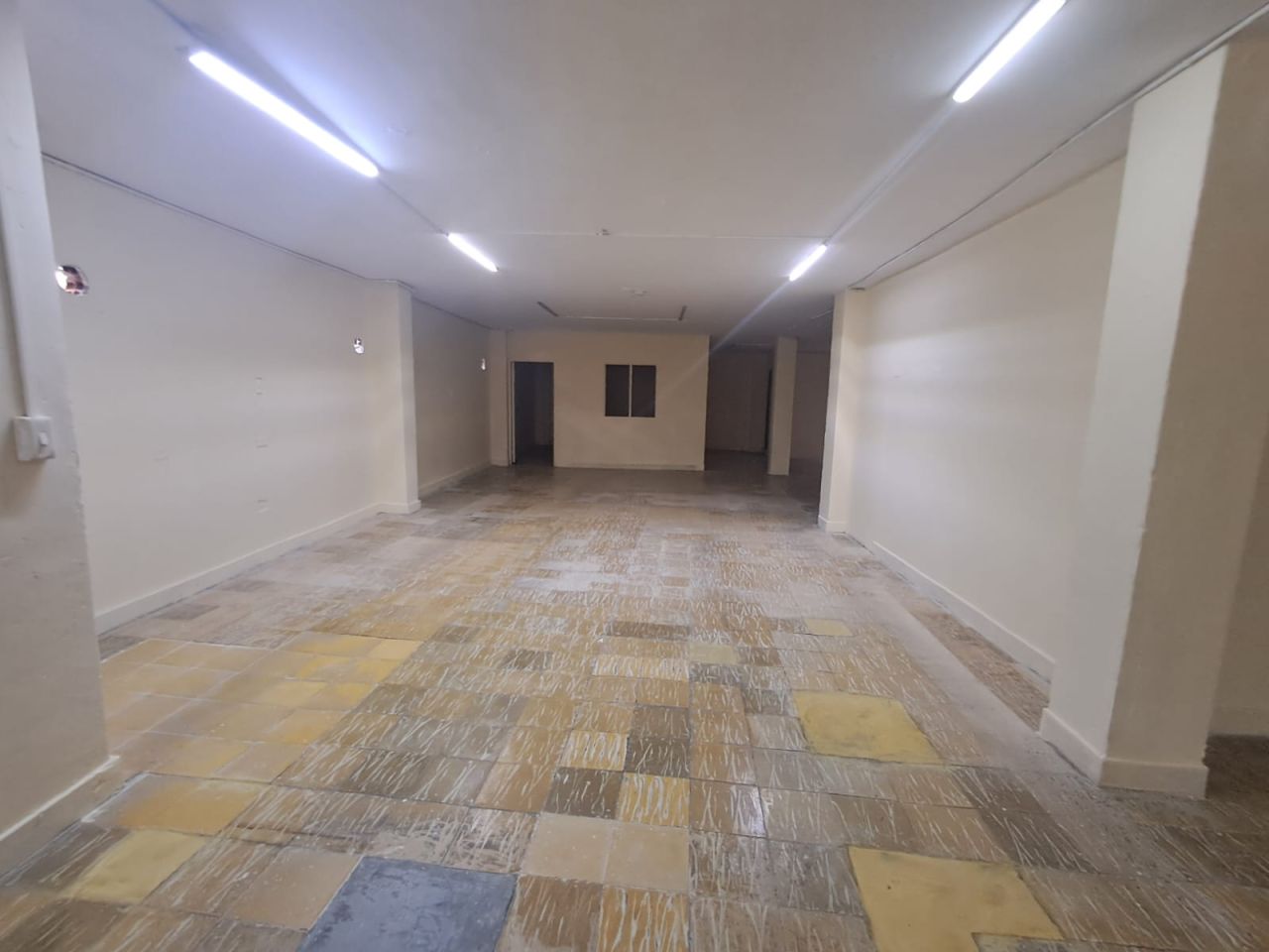 Local en arriendo Antioquia Medellín La Floresta 330 m2 Habitaciones 0 Baños 2 Garajes 0 Precio $11000000