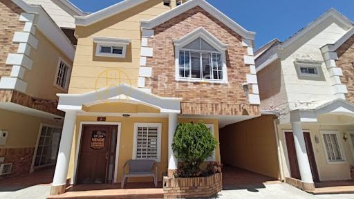 Casa en venta Santander Floridablanca Cr Versalles I 230 m2 Habitaciones 4 Baños 3 Garajes 2 Precio $870000000