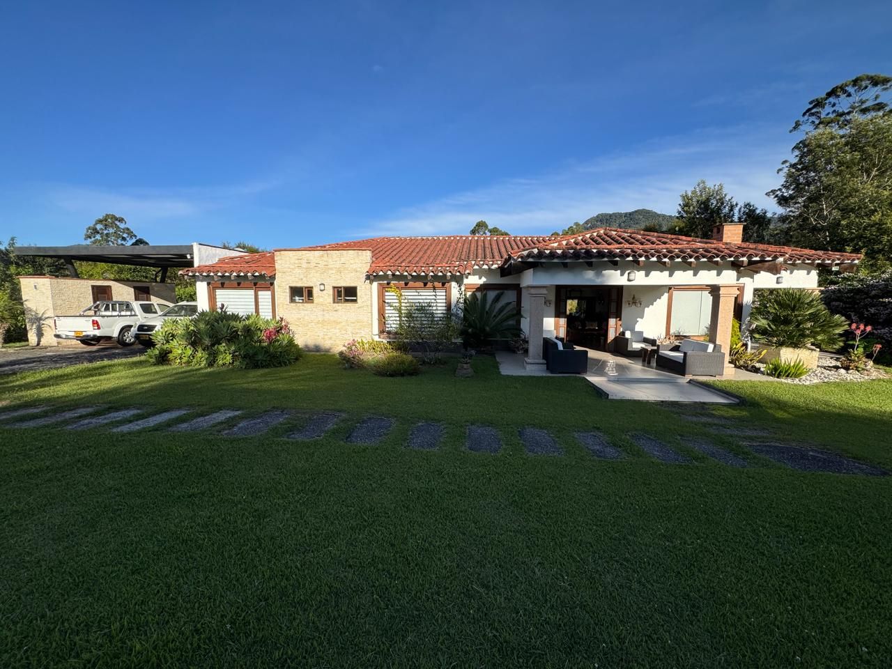 Casa en venta Antioquia La Ceja Centro 350 m2 Habitaciones 4 Baños 5 Garajes 10 Precio $2890000000