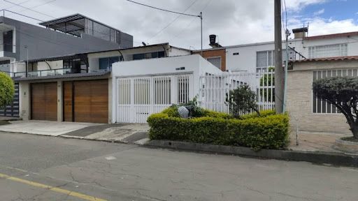 Casa en venta Cundinamarca Bogotá Modelia Occidental 233 m2 Habitaciones 5 Baños 3 Garajes 4 Precio $990000000