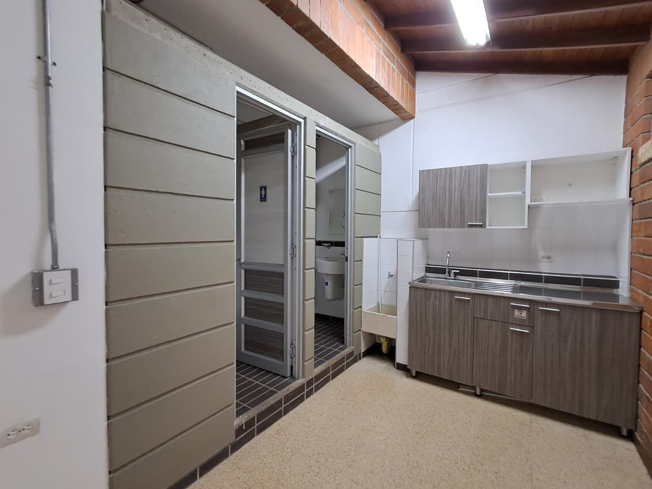 Local en arriendo Antioquia Medellín Rosales 94 m2 Habitaciones 0 Baños 2 Garajes 0 Precio $2900000