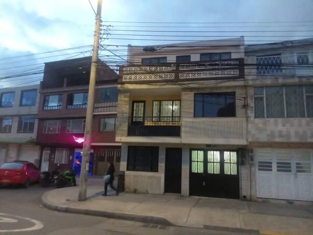 Casa en venta Cundinamarca Bogotá Olarte 264 m2 Habitaciones 8 Baños 3 Garajes 1 Precio $670000000