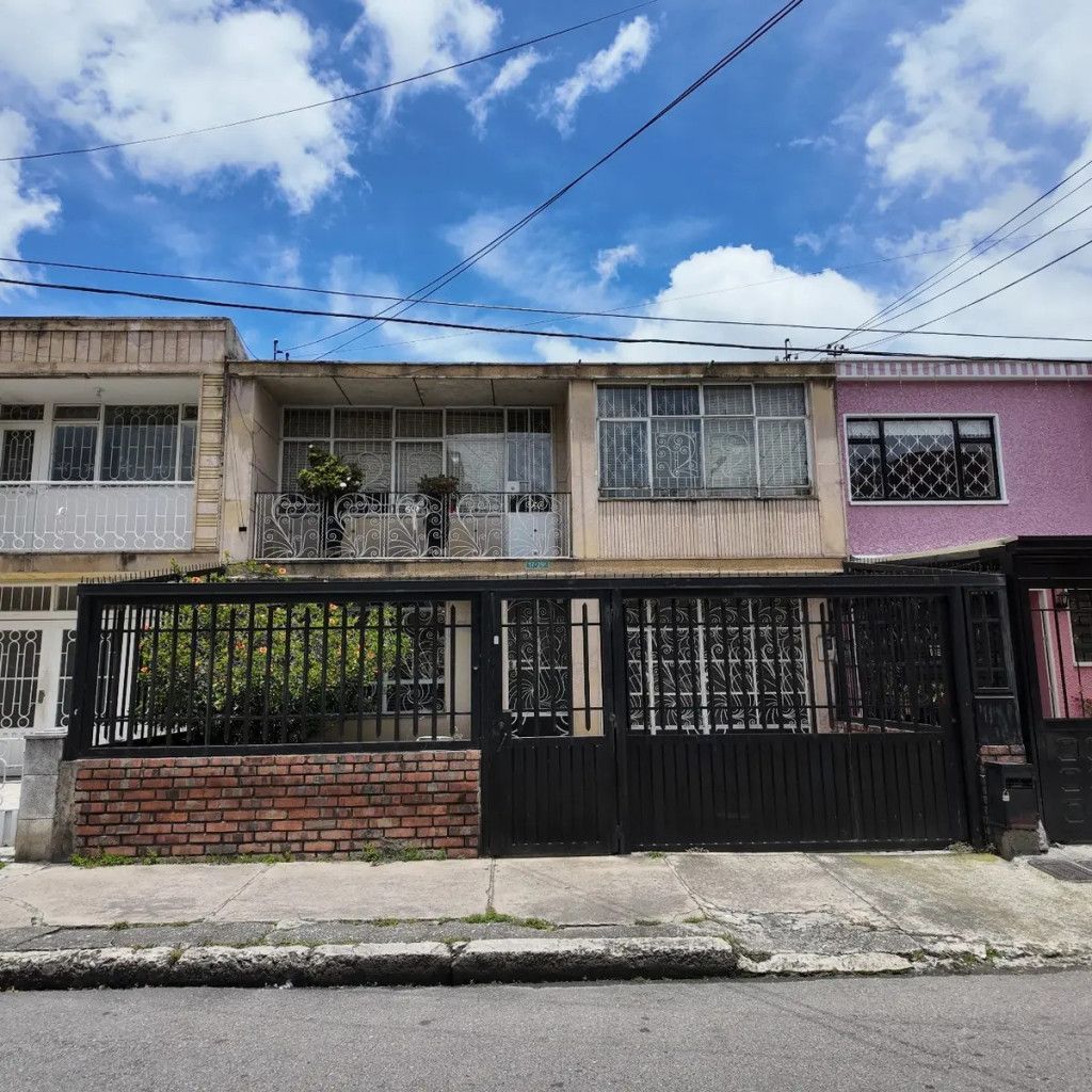 Casa en venta Cundinamarca Bogotá Ciudad Jardín Sur 204 m2 Habitaciones 6 Baños 4 Garajes 1 Precio $720000000