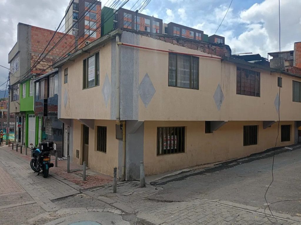 Casa en venta Cundinamarca Bogotá Asd 160 m2 Habitaciones 7 Baños 4 Garajes 0 Precio $250000000