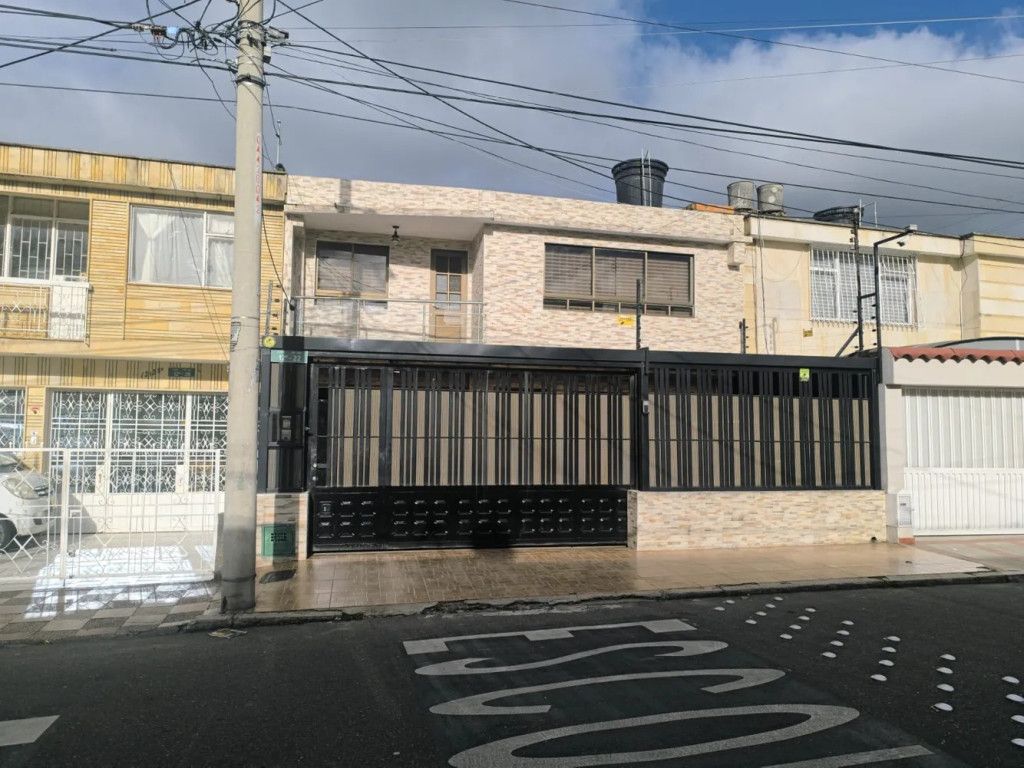 Casa en venta Cundinamarca Bogotá Ciudad Jardín Sur 300 m2 Habitaciones 4 Baños 3 Garajes 4 Precio $900000000