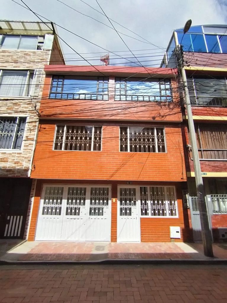 Casa en venta Cundinamarca Bogotá Lombardía 200 m2 Habitaciones 5 Baños 3 Garajes 1 Precio $630000000