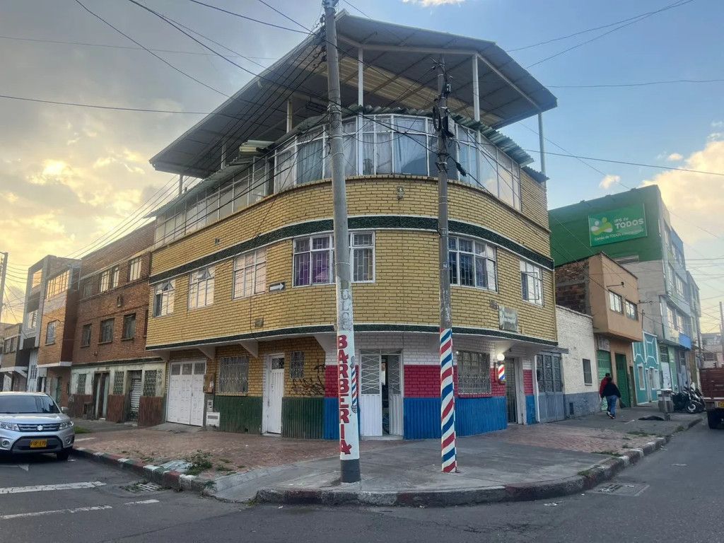 Casa en venta Cundinamarca Bogotá Santa Lucía 450 m2 Habitaciones 9 Baños 6 Garajes 2 Precio $700000000