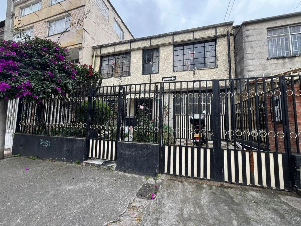 Casa en venta Cundinamarca Bogotá Ciudad Jardín Sur 226 m2 Habitaciones 5 Baños 2 Garajes 2 Precio $690000000