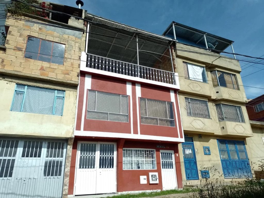 Casa en venta Cundinamarca Bogotá Charala 185 m2 Habitaciones 6 Baños 2 Garajes 1 Precio $240000000
