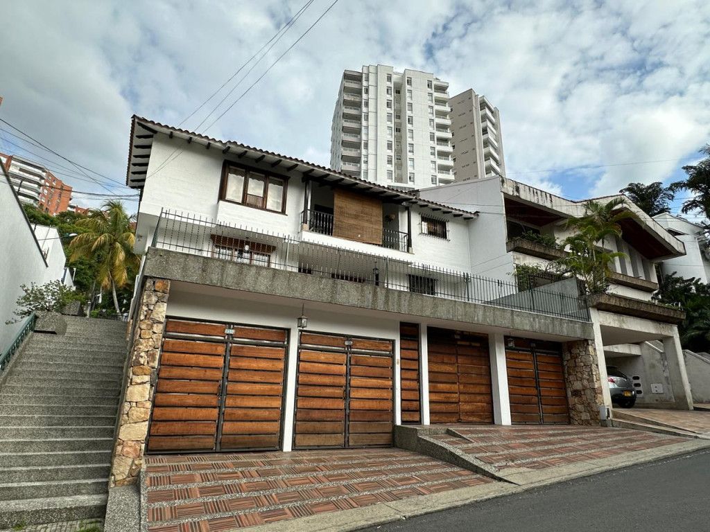 Casa en arriendo Valle Del Cauca Cali Bellavista 300 m2 Habitaciones 3 Baños 3 Garajes 1 Precio $4500000