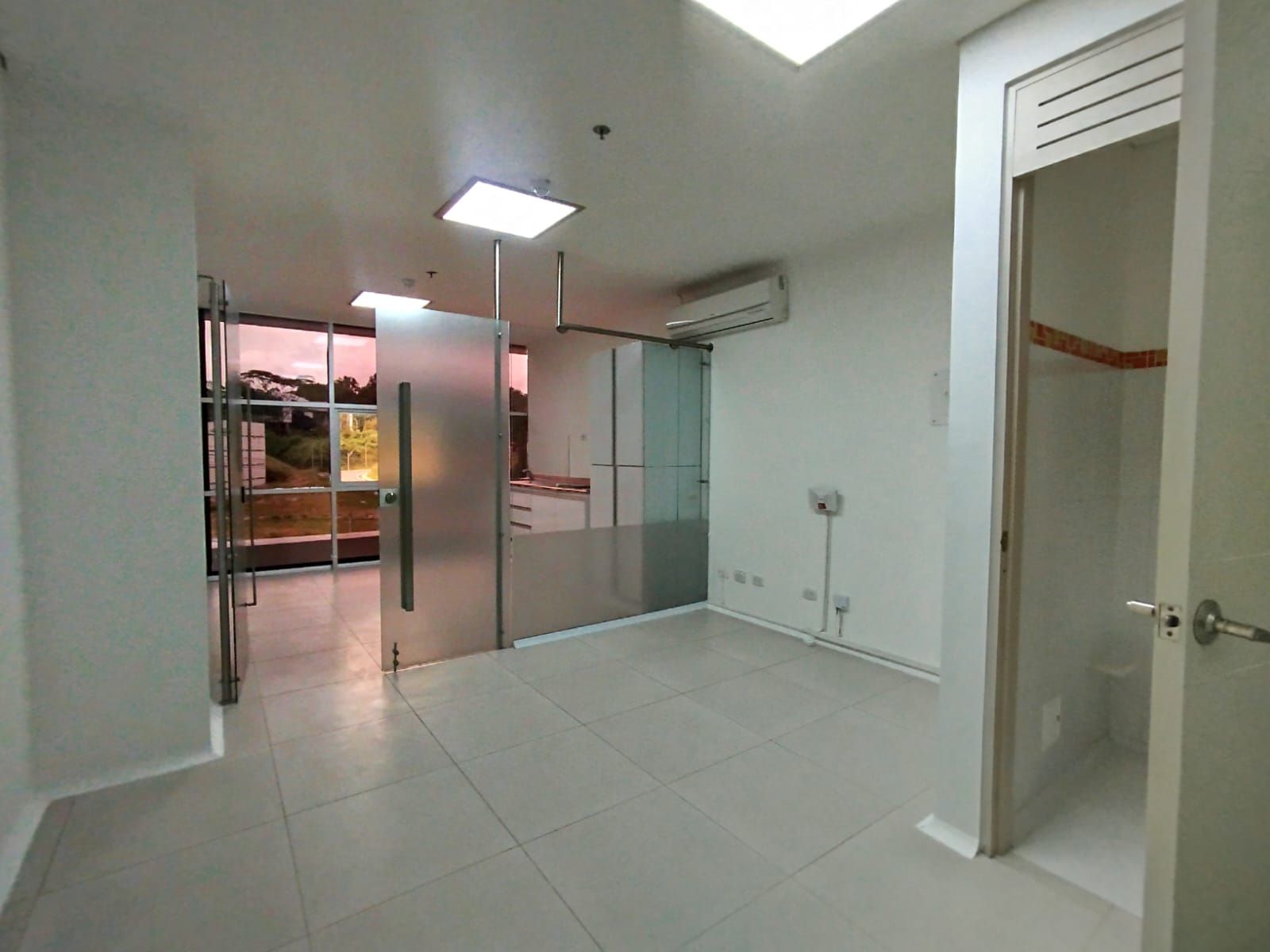 Consultorio en arriendo Risaralda Pereira Pinares Alto 27 m2 Habitaciones 0 Baños 1 Garajes 1 Precio $2500000