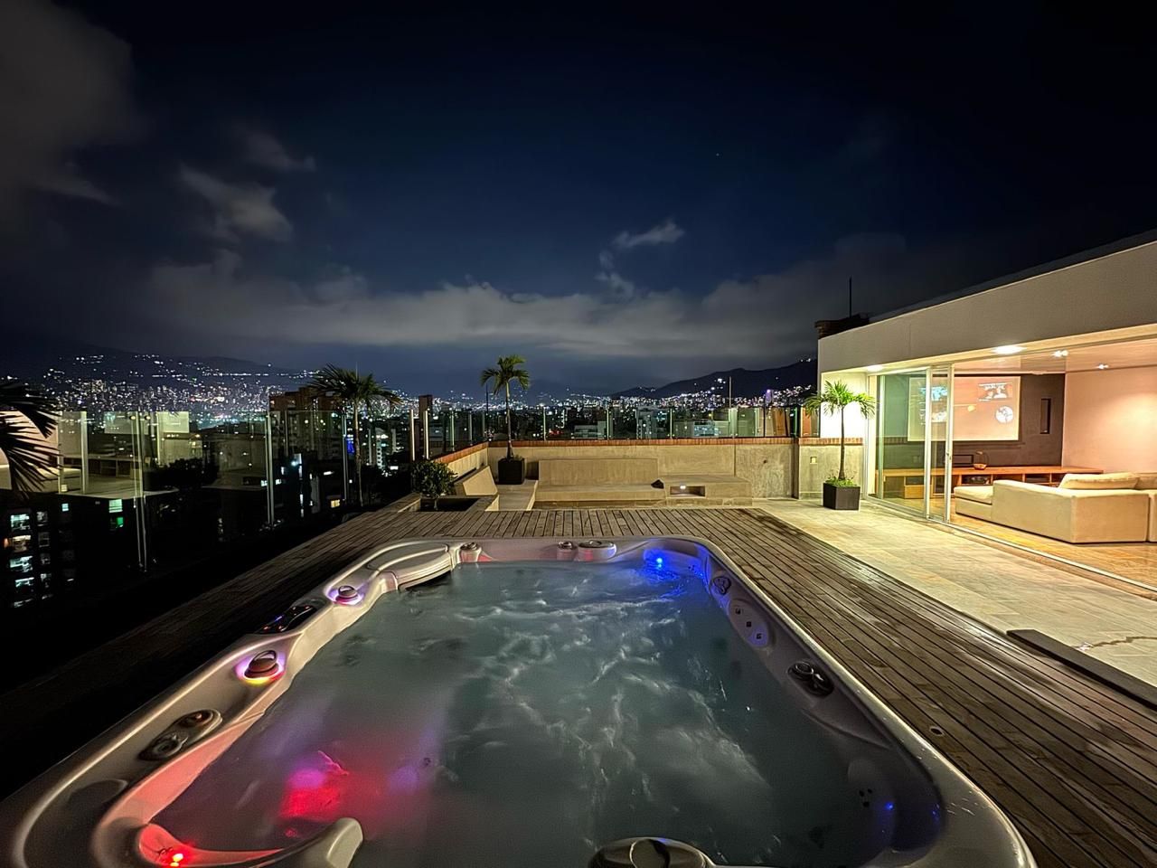 Apartamento en arriendo Antioquia Medellín Urbanizacion Los Laureles 444 m2 Habitaciones 5 Baños 8 Garajes 1 Precio $24000000