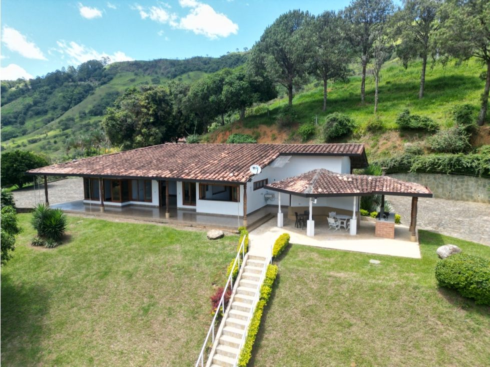 Finca en arriendo Antioquia Copacabana Copacabana 13000 m2 Habitaciones 5 Baños 3 Garajes 5 Precio $8000000