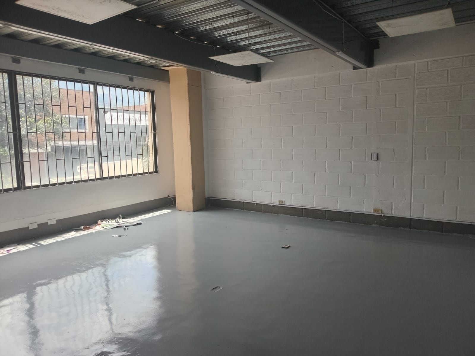 Local en arriendo Antioquia Medellín Tenche 140 m2 Habitaciones 0 Baños 2 Garajes 2 Precio $9000000