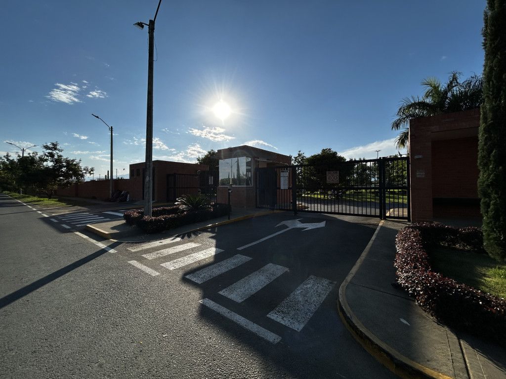 Casa en venta Valle Del Cauca Jamundí Cr Cedros Del Castillo 130 m2 Habitaciones 3 Baños 3 Garajes 2 Precio $690000000