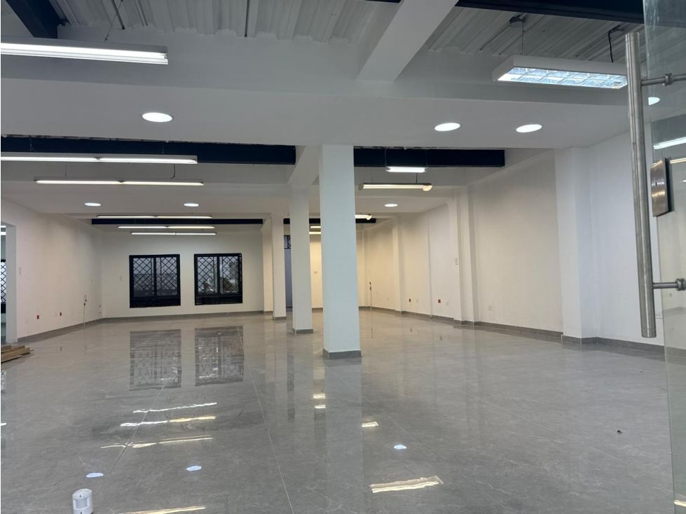 Local en arriendo Valle Del Cauca Cali Prados Del Norte 300 m2 Habitaciones 0 Baños 2 Garajes 0 Precio $7000000