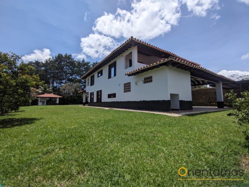 Finca en arriendo Antioquia Rionegro Centro 1300 m2 Habitaciones 4 Baños 5 Garajes 1 Precio $8900000