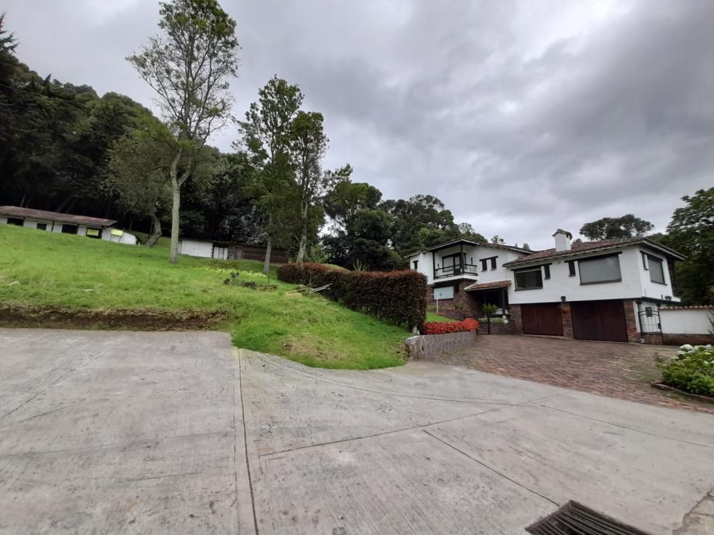 Casa en venta Cundinamarca Bogotá Suba Naranjos 252 m2 Habitaciones 3 Baños 4 Garajes 3 Precio $1779000000