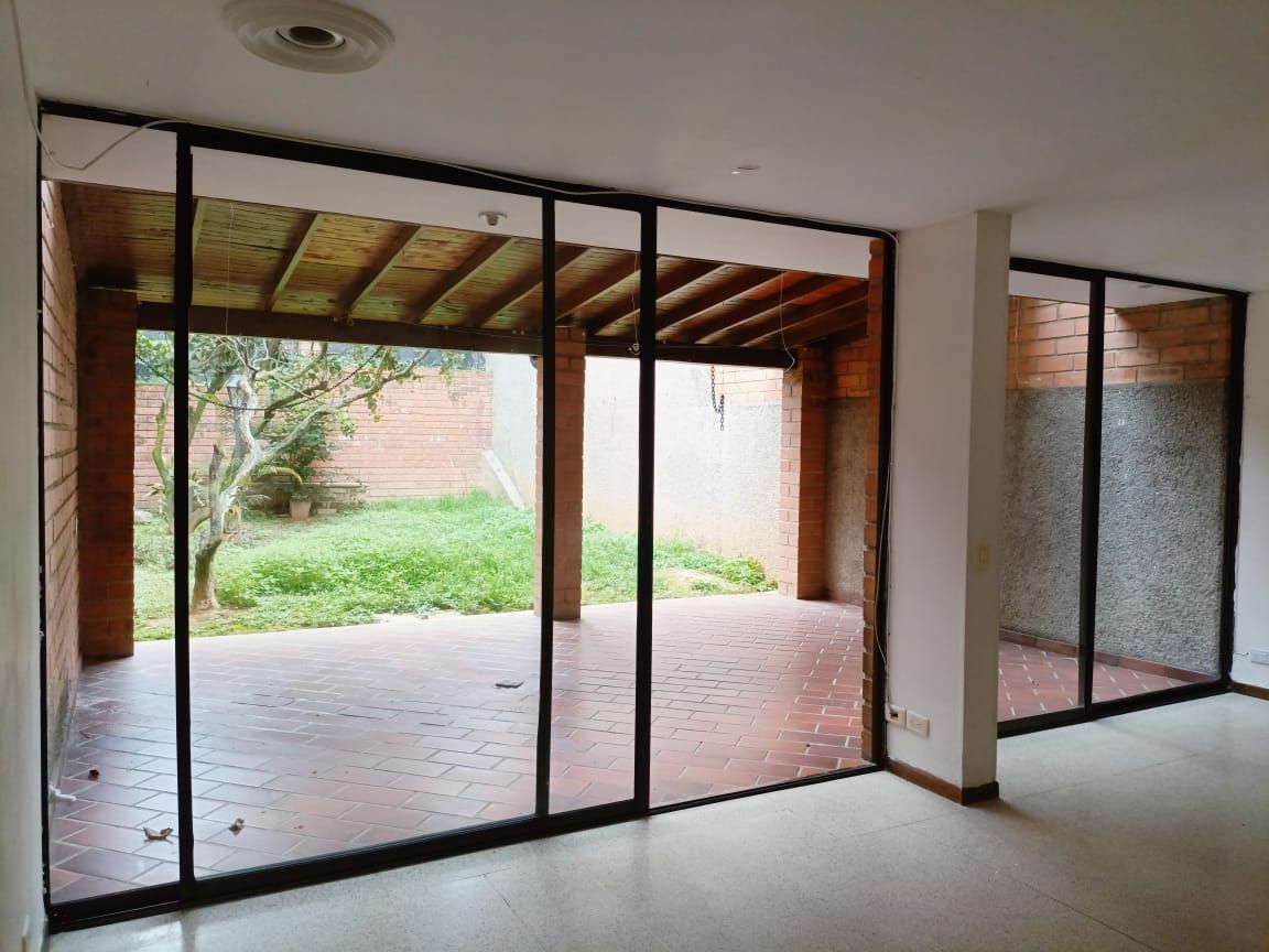 Casa en arriendo Antioquia Medellín Loma De Los Bernal 150 m2 Habitaciones 3 Baños 3 Garajes 3 Precio $5600000