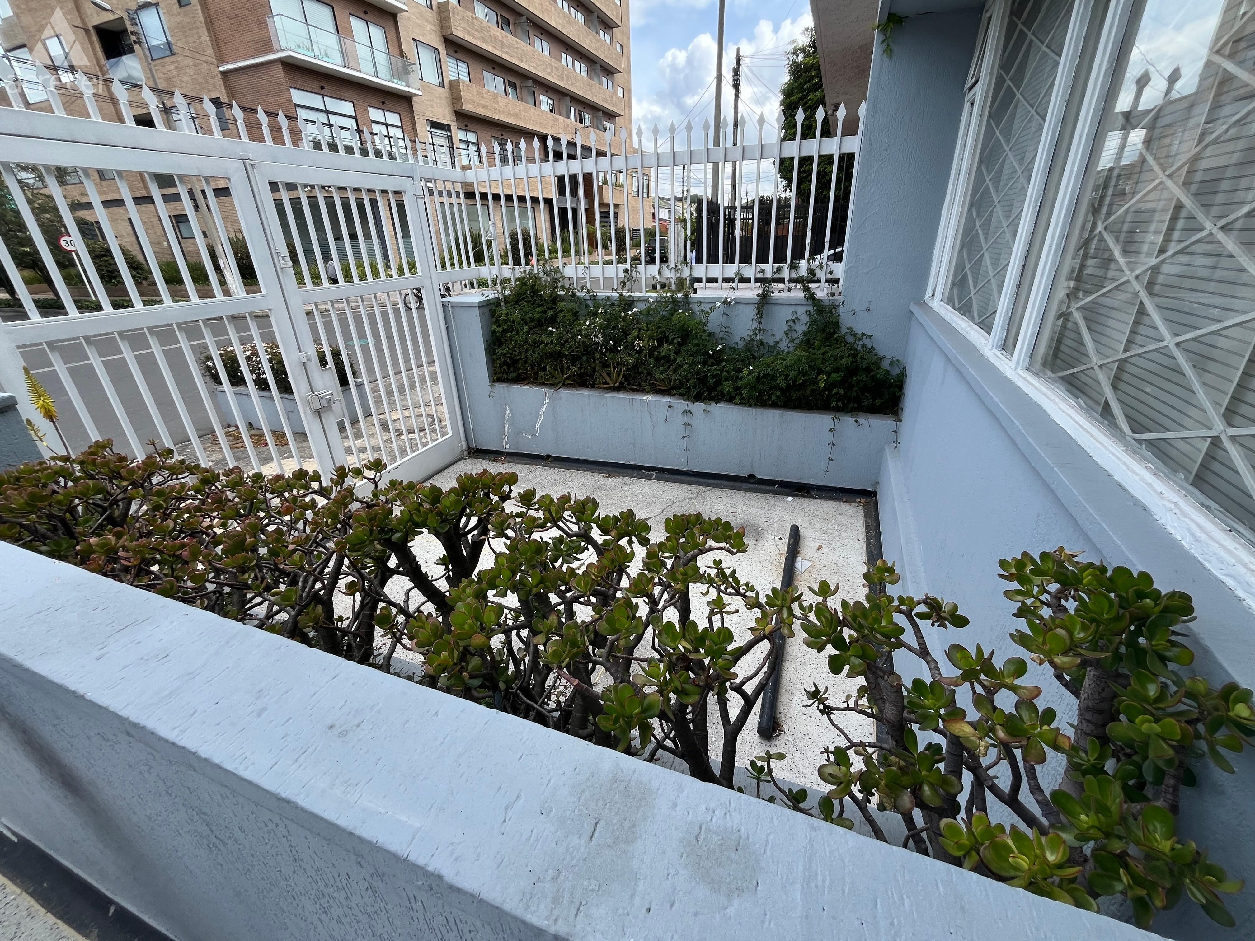 Casa en venta Cundinamarca Bogotá Estoril 249 m2 Habitaciones 4 Baños 3 Garajes 3 Precio $1900000000