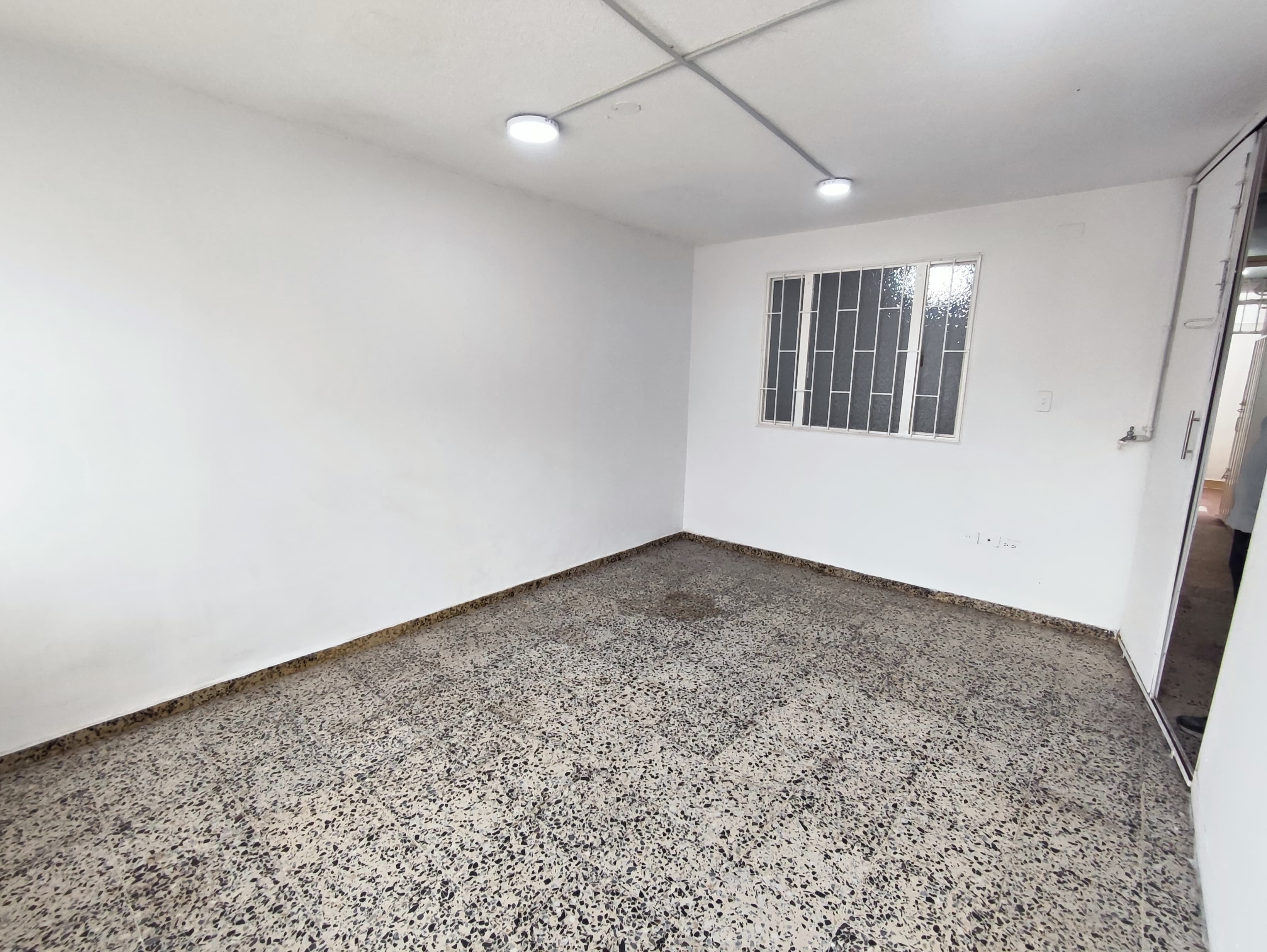 Local en arriendo Cundinamarca Bogotá Centro Fontibon 70 m2 Habitaciones 0 Baños 2 Garajes 1 Precio $1700000