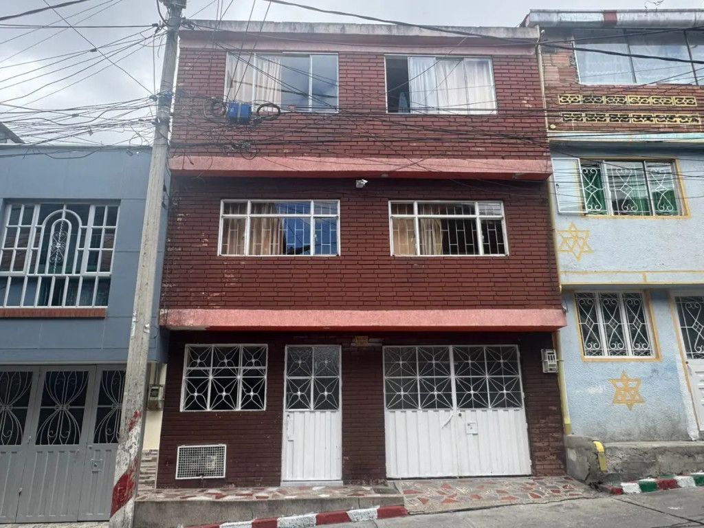 Casa en venta Cundinamarca Bogotá Diana Turbay 223 m2 Habitaciones 9 Baños 3 Garajes 1 Precio $400000000