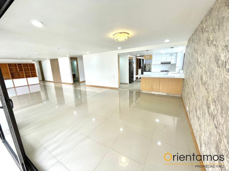 Apartamento en arriendo Antioquia Medellín La Linde 214 m2 Habitaciones 3 Baños 3 Garajes 2 Precio $12000000
