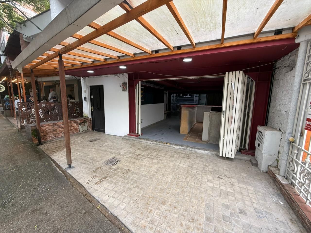 Local Comercial en arriendo Antioquia Envigado Jardines 149 m2 Habitaciones 1 Baños 3 Garajes 0 Precio $14000000
