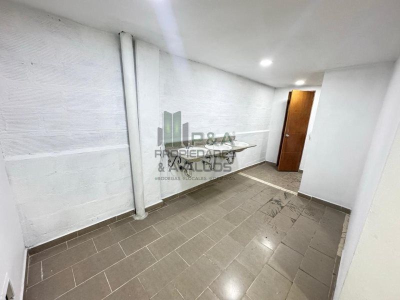 Bodega en arriendo Antioquia Medellín Prado 1100 m2 Habitaciones 0 Baños 4 Garajes 0 Precio $43000000
