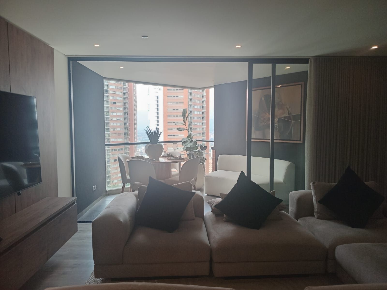 Apartamento en arriendo Antioquia Medellín Enciso 87 m2 Habitaciones 2 Baños 2 Garajes 1 Precio $9700000