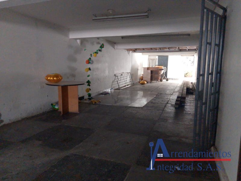 Bodega en arriendo Antioquia Medellín Aures No2 200 m2 Habitaciones 0 Baños 1 Garajes 0 Precio $4000000