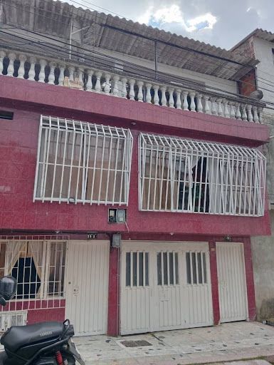 Casa en venta Risaralda Dosquebradas Martillo Modelo 90 m2 Habitaciones 8 Baños 4 Garajes 1 Precio $350000000